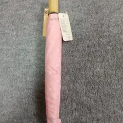 ピンクの水玉模様の折りたたみ傘