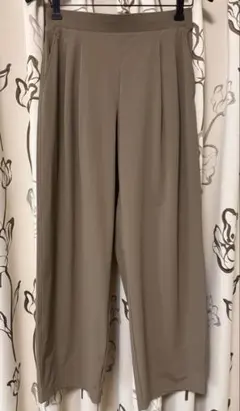 UNIQLO ウルトラストレッチアクティブワイドパンツ　カーキ Mサイズ