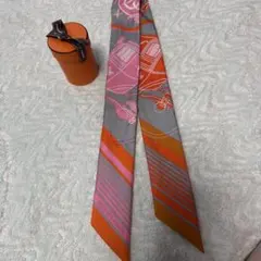 新品タグ HERMES シルクスカーフ ツイリー 箱 赤系 バンダナ柄