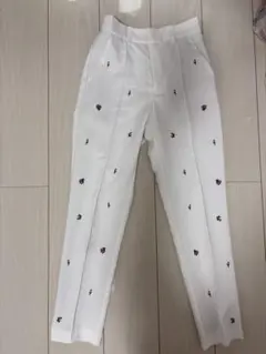 Fitmoreローズ刺繍テーパードパンツ　Sのサムネイル