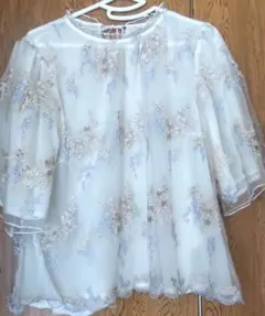 【mysty woman】フローラル刺繍フレアスリーブブラウス