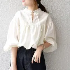 SHIPS　シップス　ゆったり切替ギャザーフリルネックブラウス　オフホワイト