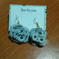 春に咲く花をイメージしてタティングレースで編んだ物です。今の季節にいかがですか。