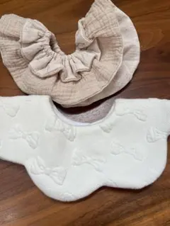 リボン柄、花柄フリル付きスタイ2枚セット　ハンドメイド