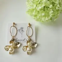 ■ マットフラワーパールチャーム×変形フープチャームピアス/イヤリ ング