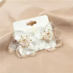 新品　アンティーク調大きいクリアお花ピアス