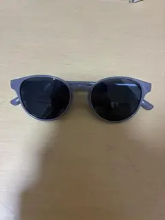 グレー ラウンド型サングラス ブラックレンズ