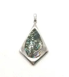 ペンダントトップ　used 　宝石やシルバー(銀）やプラチナではありません