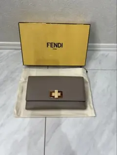 値下げ【新品未使用】FENDI グレー べっ甲　ピーカブー　長財布のサムネイル