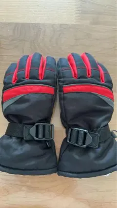 黒と赤のウィンタースポーツグローブ