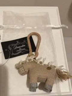 Demodee 馬 キーホルダー ベージュ