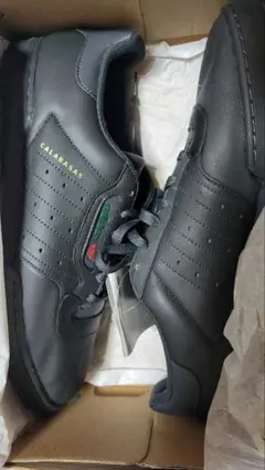 yeezy スニーカー