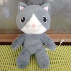 グレーの猫のぬいぐるみ