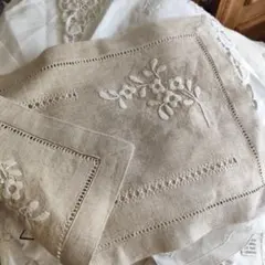 ヴィンテージリネン　白い花びらの手刺繍ドイリーのサムネイル