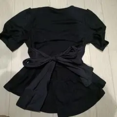 黒いウエストリボン付きTシャツ