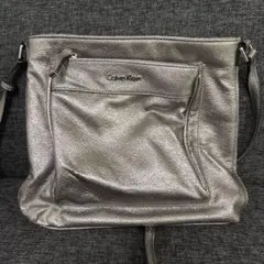 Calvin Klein メタリックシルバー ショルダーバッグ