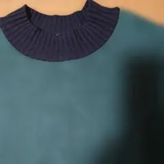 濃いグリーンのプルオーバー