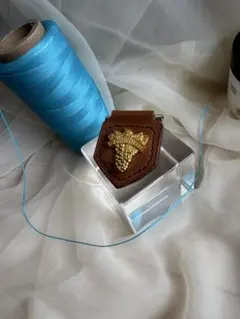 ソムリエバッジ レザーホルダー 本革 手縫い ハンドメイド バッジ台布のサムネイル