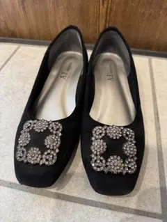 ビジュー付き黒フラットシューズ