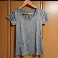ネックビジュー付き 半袖Tシャツ グレーのサムネイル
