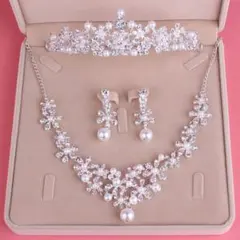 ウェディングアクセサリー　イヤリング　ネックレス　ティアラ