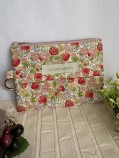 ティッシュケース付き　いちご柄ポーチ　カラビナ付き　ハンドメイド