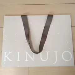 絹女KINUJO ベージュ ロゴ入り ショッパー 袋 - メルカリ