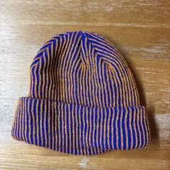 オレンジと青のストライプニット帽