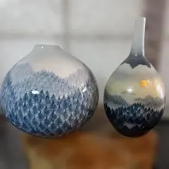 青と白の山模様の陶器花瓶セット