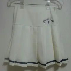 裾ライン使いロゴ刺繍入りスコート