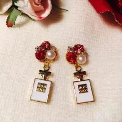 33. 白い香水瓶とピンクビジューのピアスイヤリング