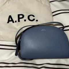 A.P.C. ハーフムーン ミニ ショルダーバッグ スカイブルー