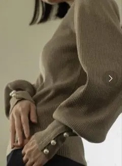 ボリュームスリーブパールボタン付きリブニット　パール付きセーター