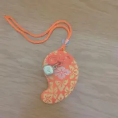 勾玉型お守り　鈴付き　オレンジ