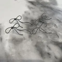 3COINS ラインメタルリボンピアス シルバー ブラック2個セット