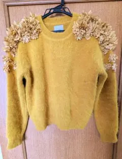 【AMERI】花飾り付きマスタードニットセーター