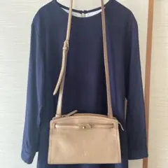 ベージュ レザー ショルダーバッグ フラップ付　Dakota 本革　斜め掛け