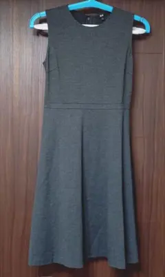 【超美品】UNIQLO ノースリーブ ダークグレー ひざ丈ワンピース M