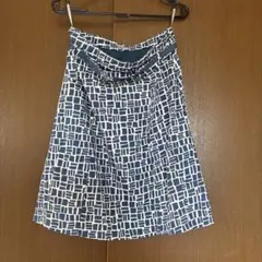 フレアスカート M ネイビーとホワイトの幾何学模様