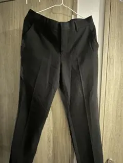 黒のプリーツ入りスラックス