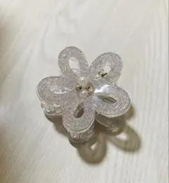 ラメ入り花型ヘアクリップ