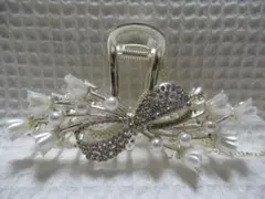 ホワイト系の花×８　ビジュー付のリボン　パール　スイングパーツ付　バンスクリップ