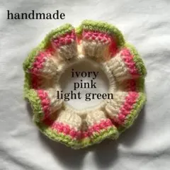 ハンドメイド　編み物　アイボリーとピンクとライトグリーンのシュシュ
