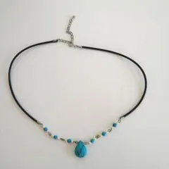 ターコイズブルーのドロップ型ネックレス