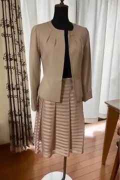 薄ピンクベージュ新品スーツ5号7号XS試着のみ　フォーマルオケージョン　最終割引