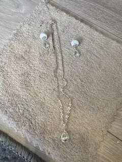 クリスタルペンダント ネックレスとピアスセット
