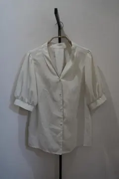 ホワイト 半袖シャツ ボタン付き タック入り