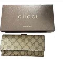 GUCCI 二つ折り財布、ベージュ。