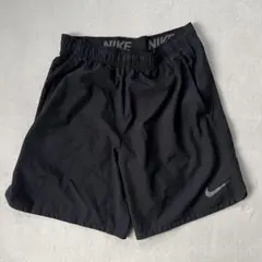 NIKE ナイキ L ハーフパンツ 黒ブラック ワンポイント ソロスウォッシュ