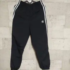 adidas ブラック ストライプパンツ